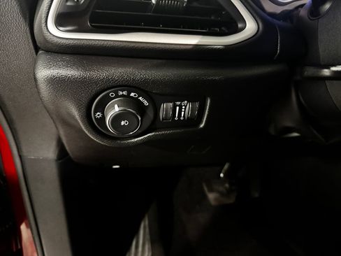 Used 2025 Chrysler Pacifica Select FWD image 29