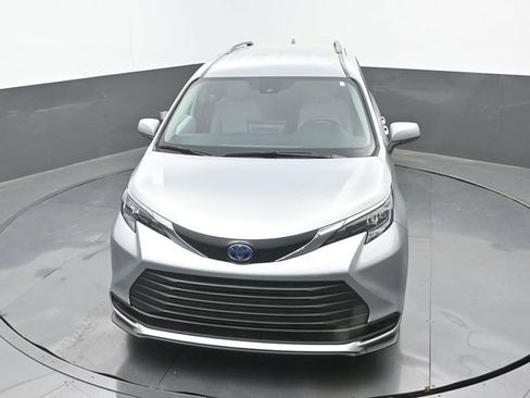 Used 2025 Toyota Sienna LE image 14