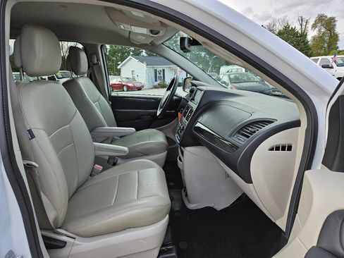 Used 2018 Dodge Grand Caravan SE image 35