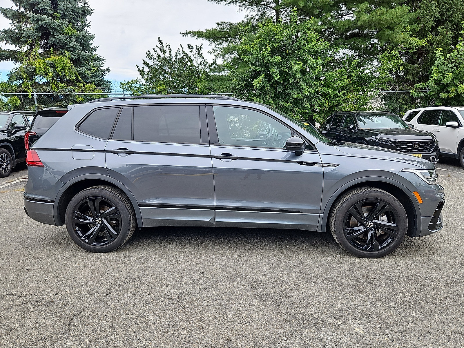 Used 2024 Volkswagen Tiguan SE R-Line AWD/4WD image 8