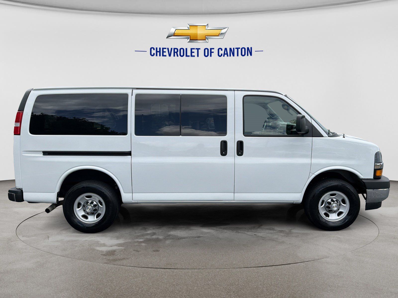 Used 2022 Chevrolet Express 2500 LT RWD image 4