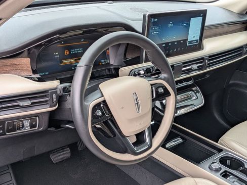 Used 2025 Lincoln Corsair Grand Touring w/ Towing Package AWD/4WD image 10