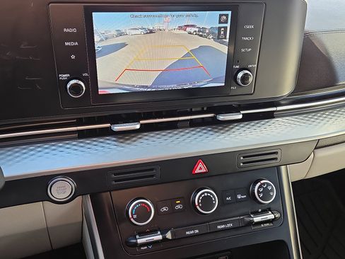 Used 2022 Kia Carnival LX image 14