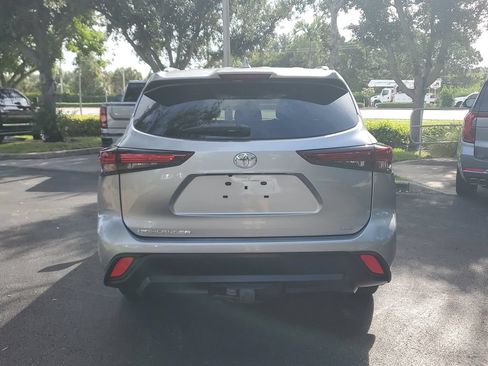 Used 2024 Toyota Highlander XLE FWD image 4