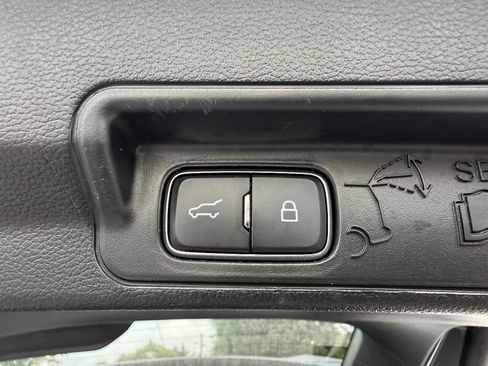 Used 2021 Ford Explorer XLT w/ Equipment Group 202A AWD/4WD image 17