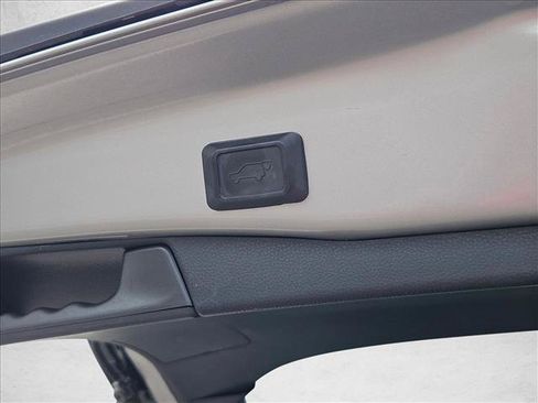 Used 2019 Toyota RAV4 XLE w/ Convenience Package FWD image 7