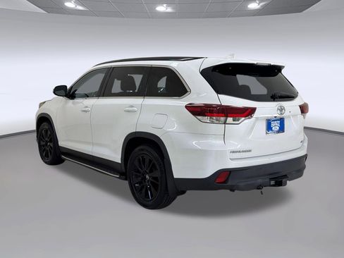 Used 2019 Toyota Highlander SE FWD image 3