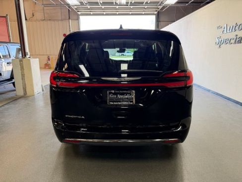 Used 2024 Chrysler Pacifica Limited FWD image 4