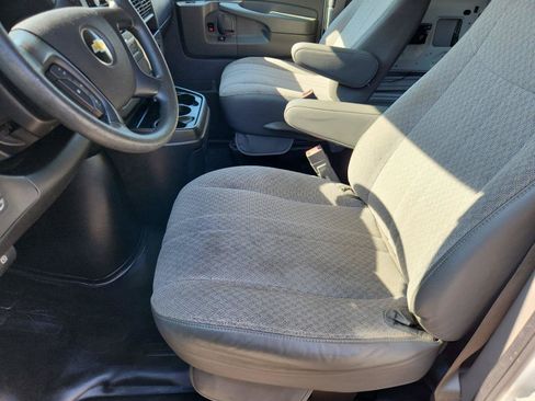 Used 2015 Chevrolet Express 2500 RWD image 10