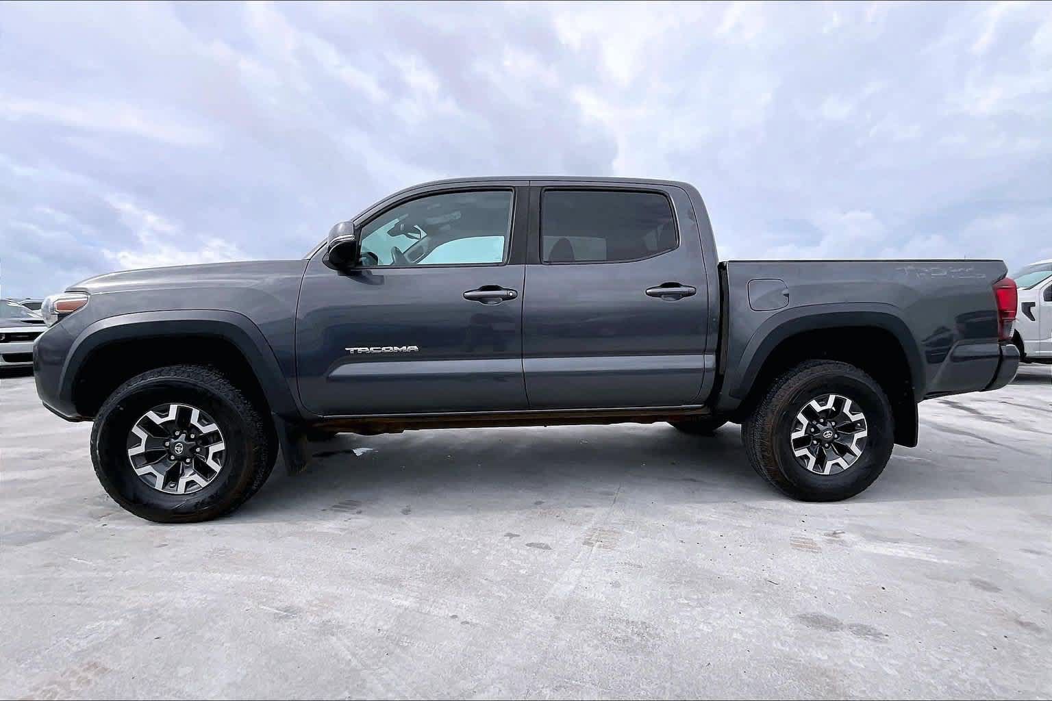 Used 2020 Toyota Tacoma TRD Off-Road w/ Technology Package RWD image 3