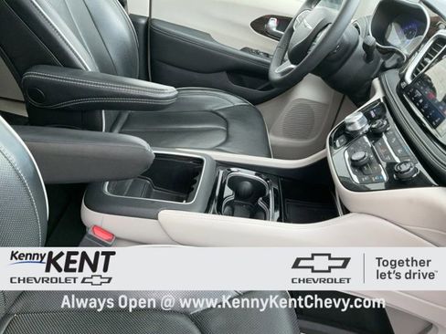 Used 2024 Chrysler Pacifica Limited image 20