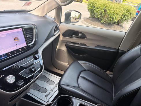 Used 2023 Chrysler Pacifica Touring-L FWD image 23