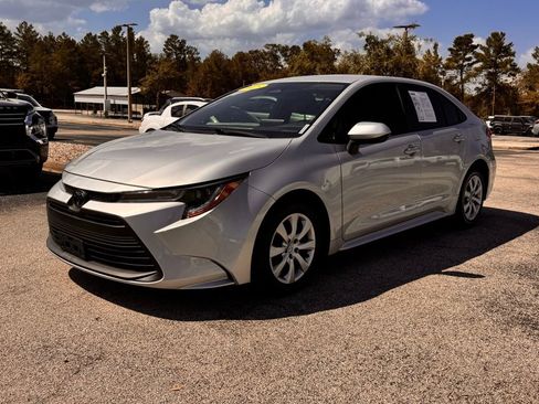 Used 2025 Toyota Corolla LE image 3