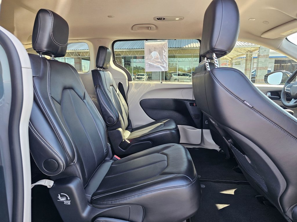 Used 2024 Chrysler Pacifica Touring-L FWD image 12