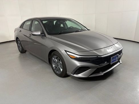 Used 2024 Hyundai Elantra SEL FWD image 2