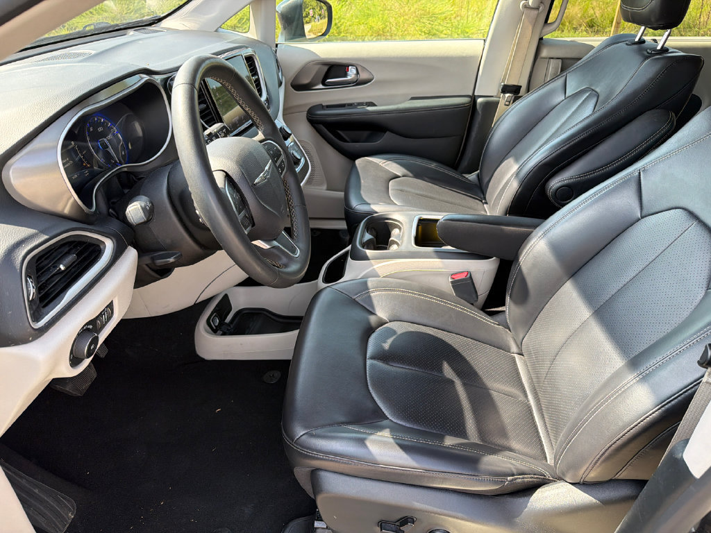 Used 2023 Chrysler Pacifica Touring-L FWD image 9