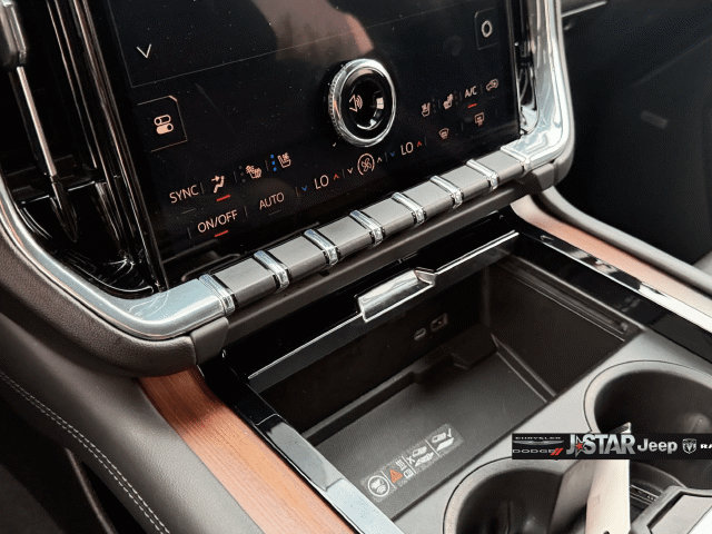Used 2025 GMC Yukon XL Denali AWD/4WD image 23