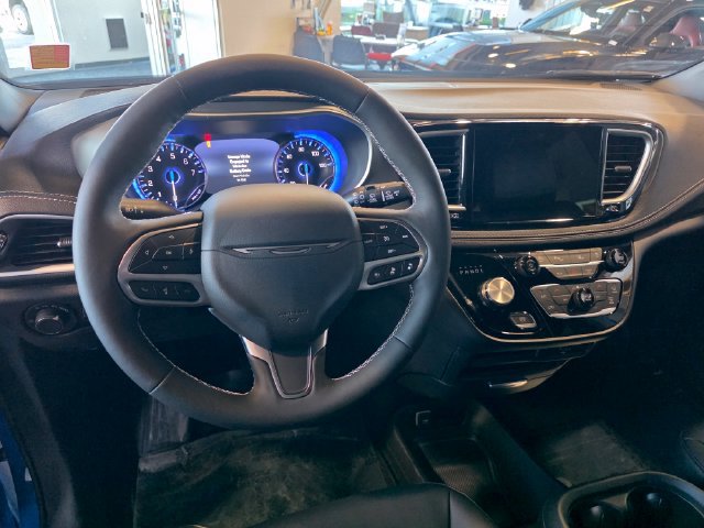 New 2027 Chrysler Pacifica Select AWD/4WD image 21