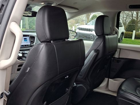 Used 2023 Chrysler Pacifica Touring-L FWD image 21