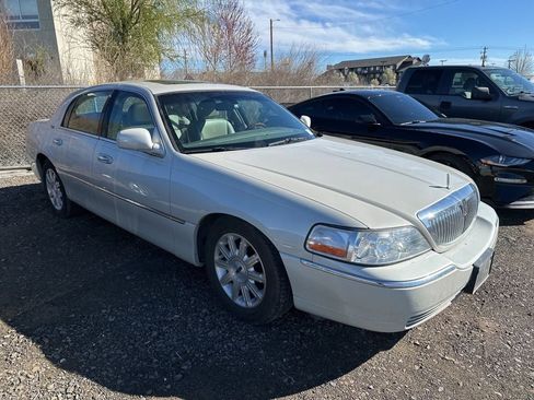 Used 2007 Lincoln Town Car Signature Limited image 1