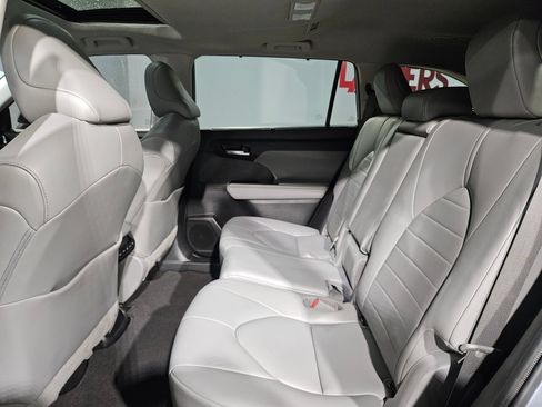 Used 2021 Toyota Highlander XLE FWD image 36