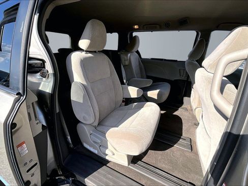 Used 2017 Toyota Sienna LE image 25