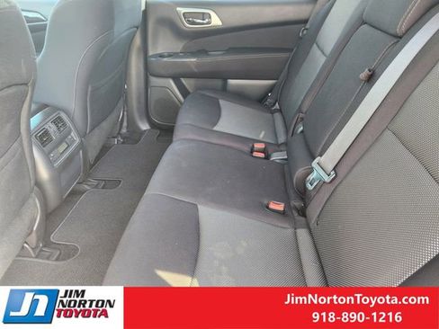Used 2017 Nissan Pathfinder S image 31
