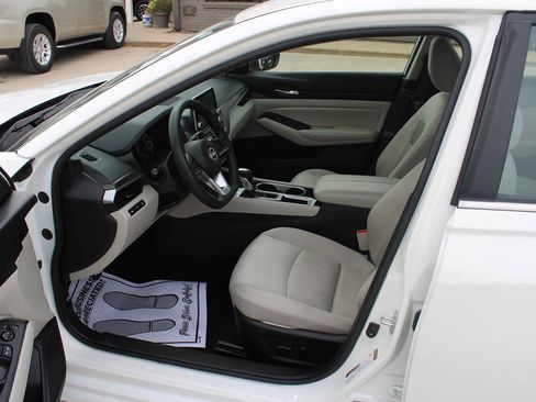 Used 2024 Nissan Altima 2.5 SV image 11