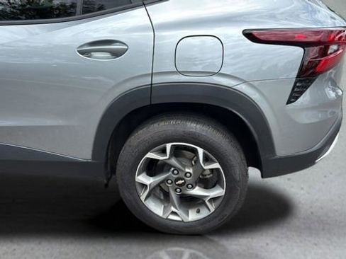 Used 2025 Chevrolet Trax LT w/ Driver Confidence Package FWD image 33