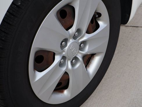 Used 2017 Kia Forte LX image 35