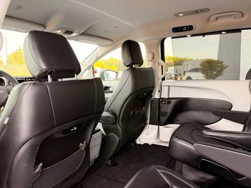Used 2023 Chrysler Pacifica Touring-L FWD image 22