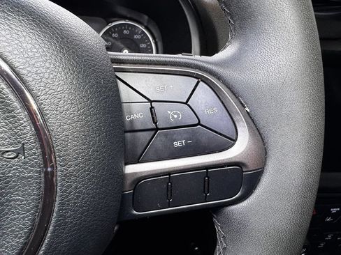 Used 2022 Jeep Renegade Latitude AWD/4WD image 26