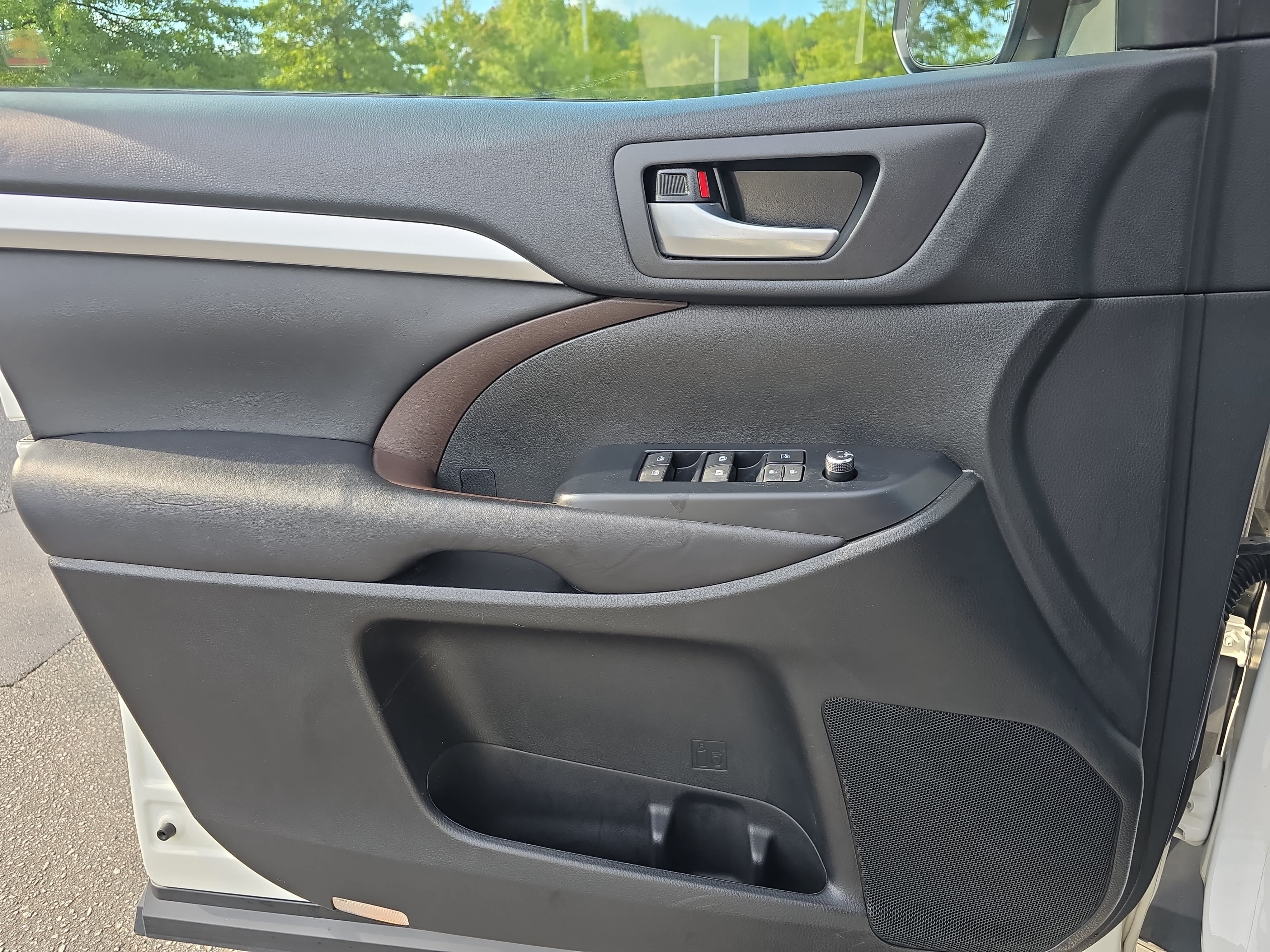Used 2017 Toyota Highlander XLE AWD/4WD image 27
