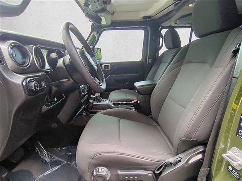 Certified 2023 Jeep Gladiator Sport AWD/4WD image 17