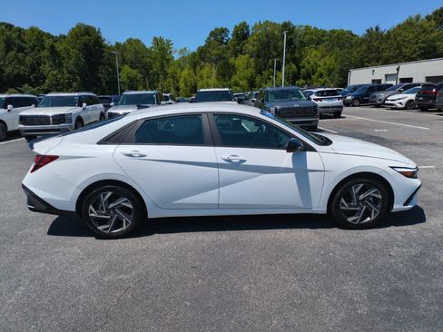 Used 2025 Hyundai Elantra Sport FWD image 8