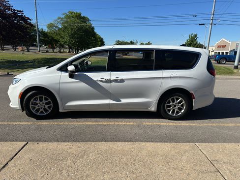 Used 2023 Chrysler Pacifica Touring-L FWD image 8