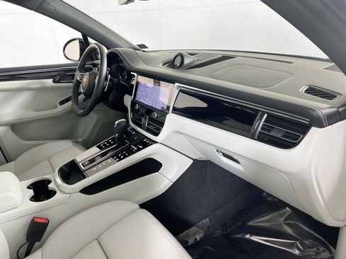 Used 2023 Porsche Macan AWD/4WD image 29