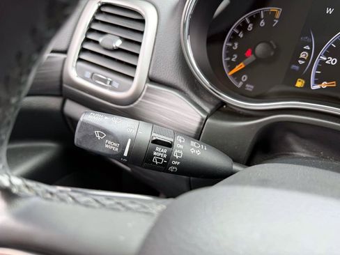 Used 2019 Jeep Grand Cherokee Laredo image 26