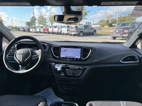 New 2026 Chrysler Pacifica Select image 2