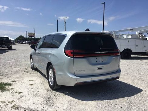 Used 2023 Chrysler Pacifica Touring-L FWD image 5