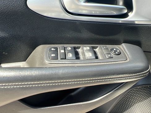 Used 2019 Chrysler Pacifica Touring-L w/ S Appearance Package FWD image 16
