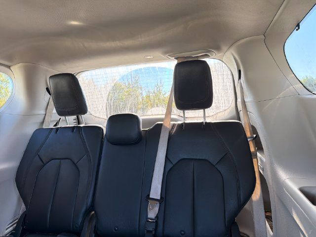 Used 2017 Chrysler Pacifica Touring-L FWD image 12