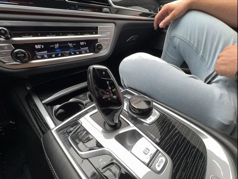 Used 2022 BMW 740i w/ Luxury Rear Seating Package RWD image 46