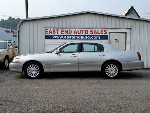 Used 2004 Lincoln Town Car Ultimate RWD image 2