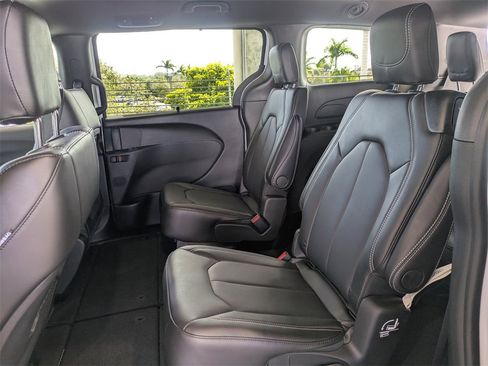 New 2026 Chrysler Pacifica Select image 15