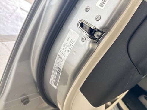 Used 2019 Chrysler Pacifica Touring-L image 11