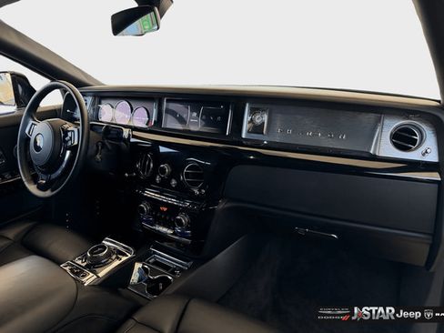 Used 2022 Rolls-Royce Phantom Sedan RWD image 18