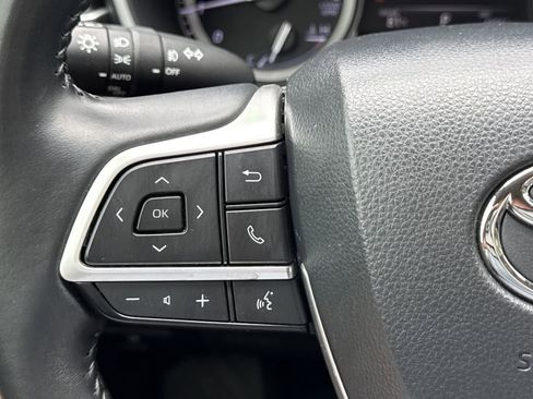 Used 2022 Toyota Highlander XLE FWD image 23