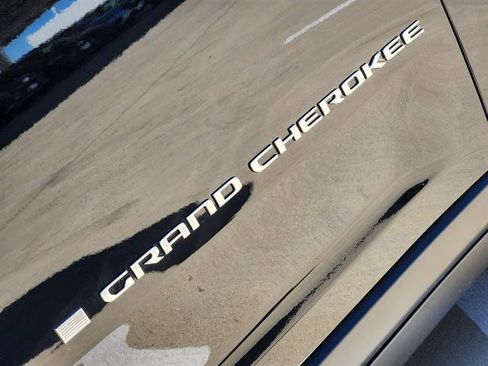 Used 2024 Jeep Grand Cherokee Limited image 9