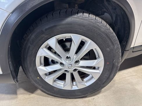 Used 2015 Nissan Rogue SV w/ SV Premium Package FWD image 2